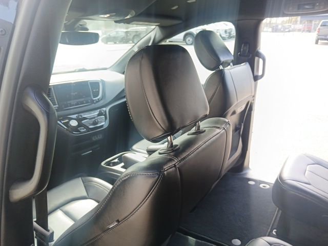 Used 2025 Chrysler Pacifica Select image 16