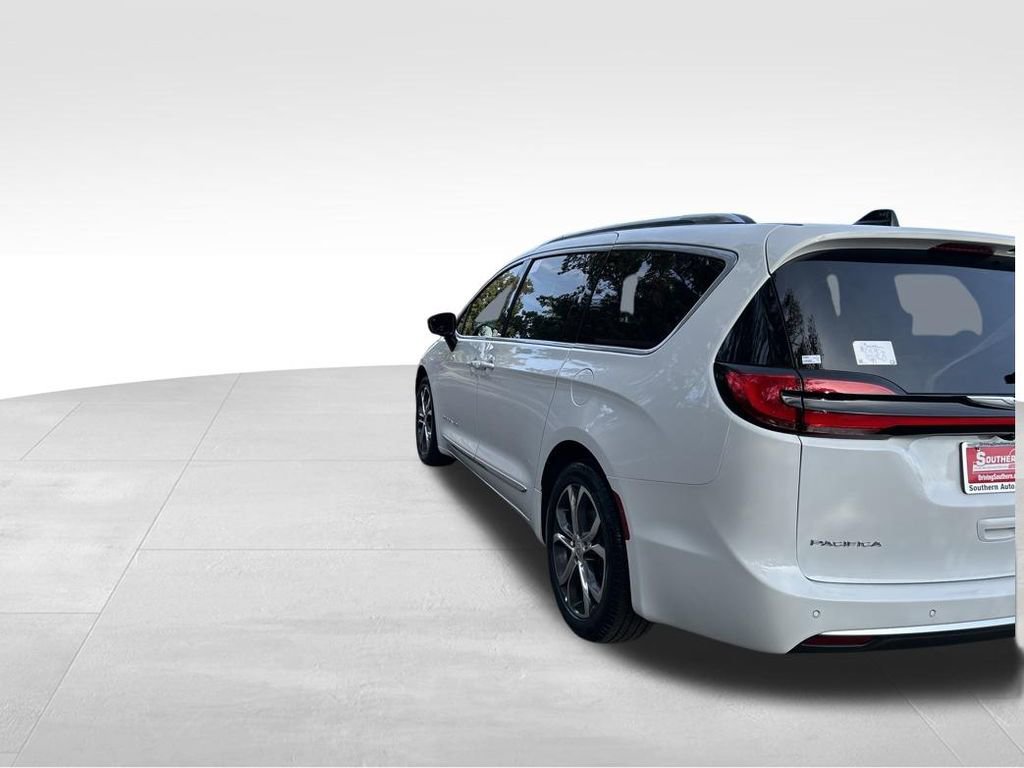 Used 2026 Chrysler Pacifica Pinnacle image 4