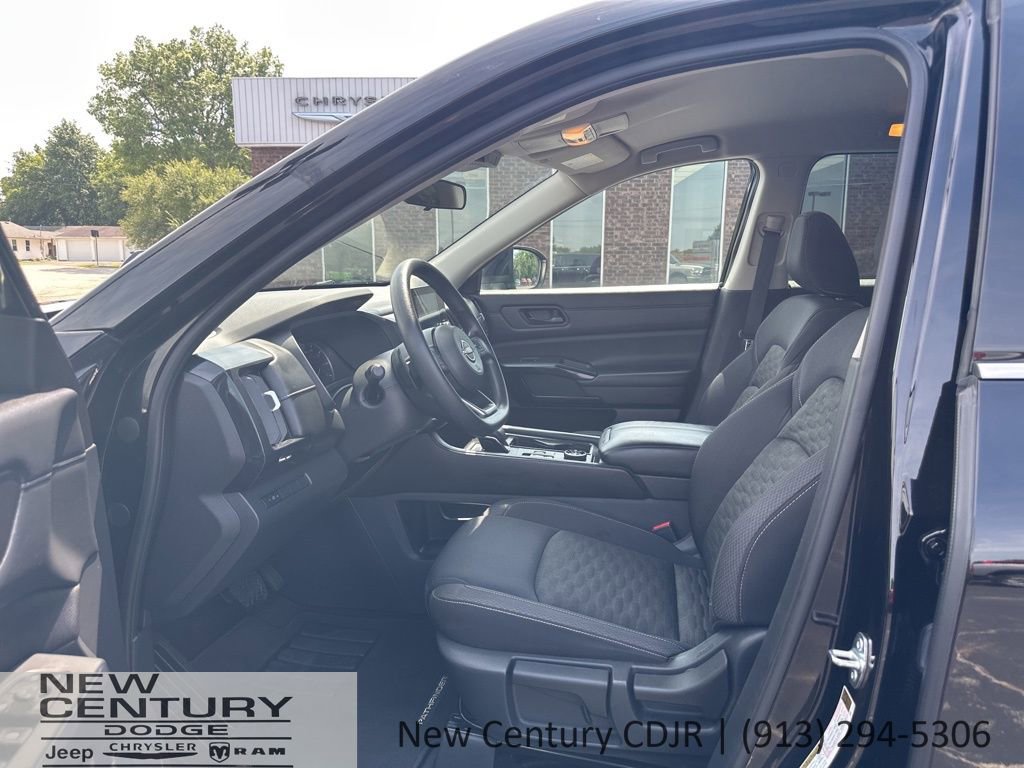 Used 2023 Nissan Pathfinder S image 7