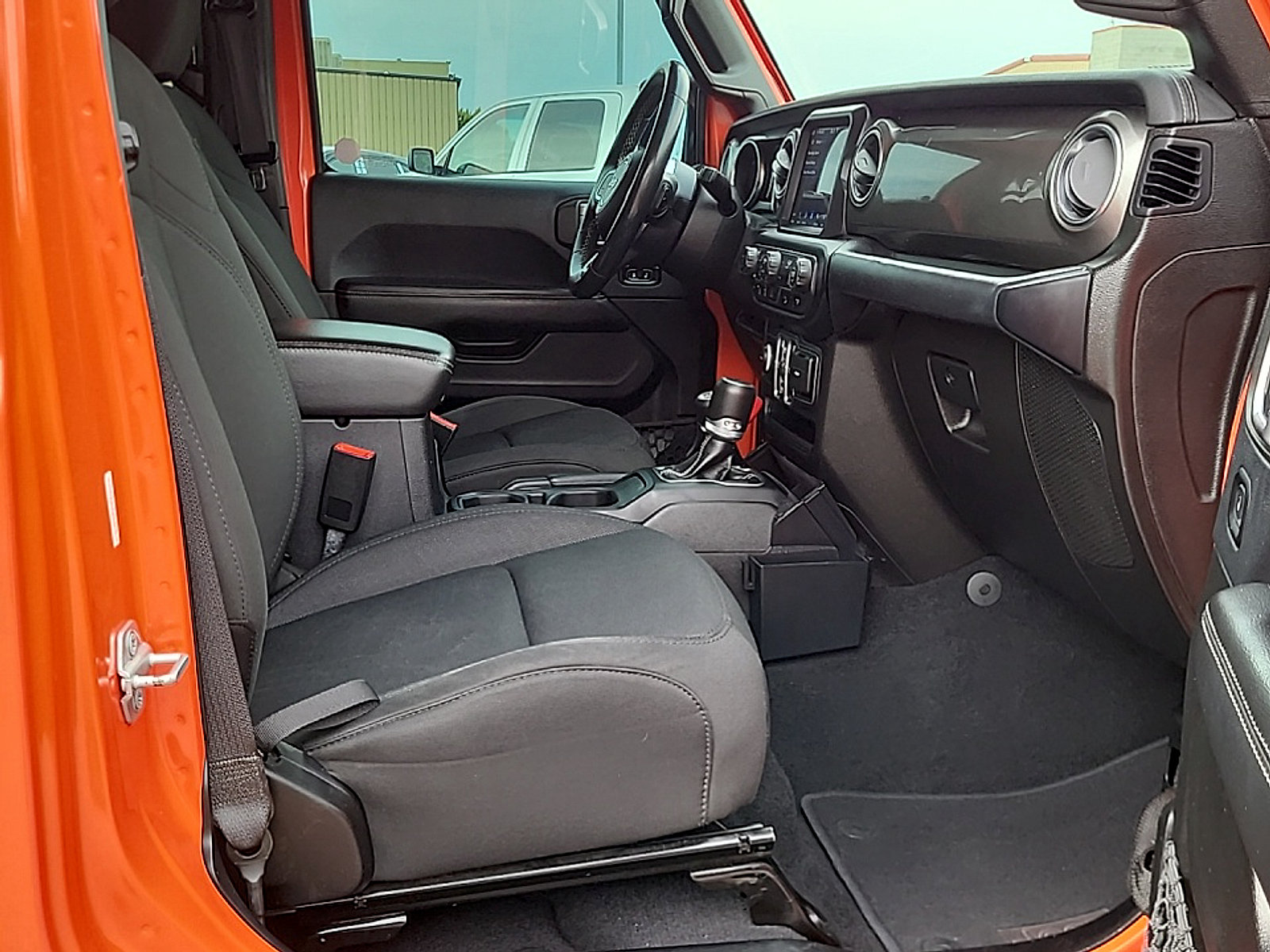 Used 2019 Jeep Wrangler Unlimited Sahara w/ Uconnect 4C Nav & Sound Group AWD/4WD image 10