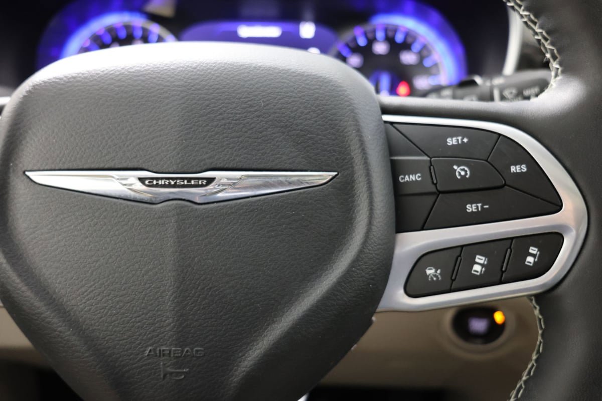 Used 2024 Chrysler Pacifica Limited FWD image 30