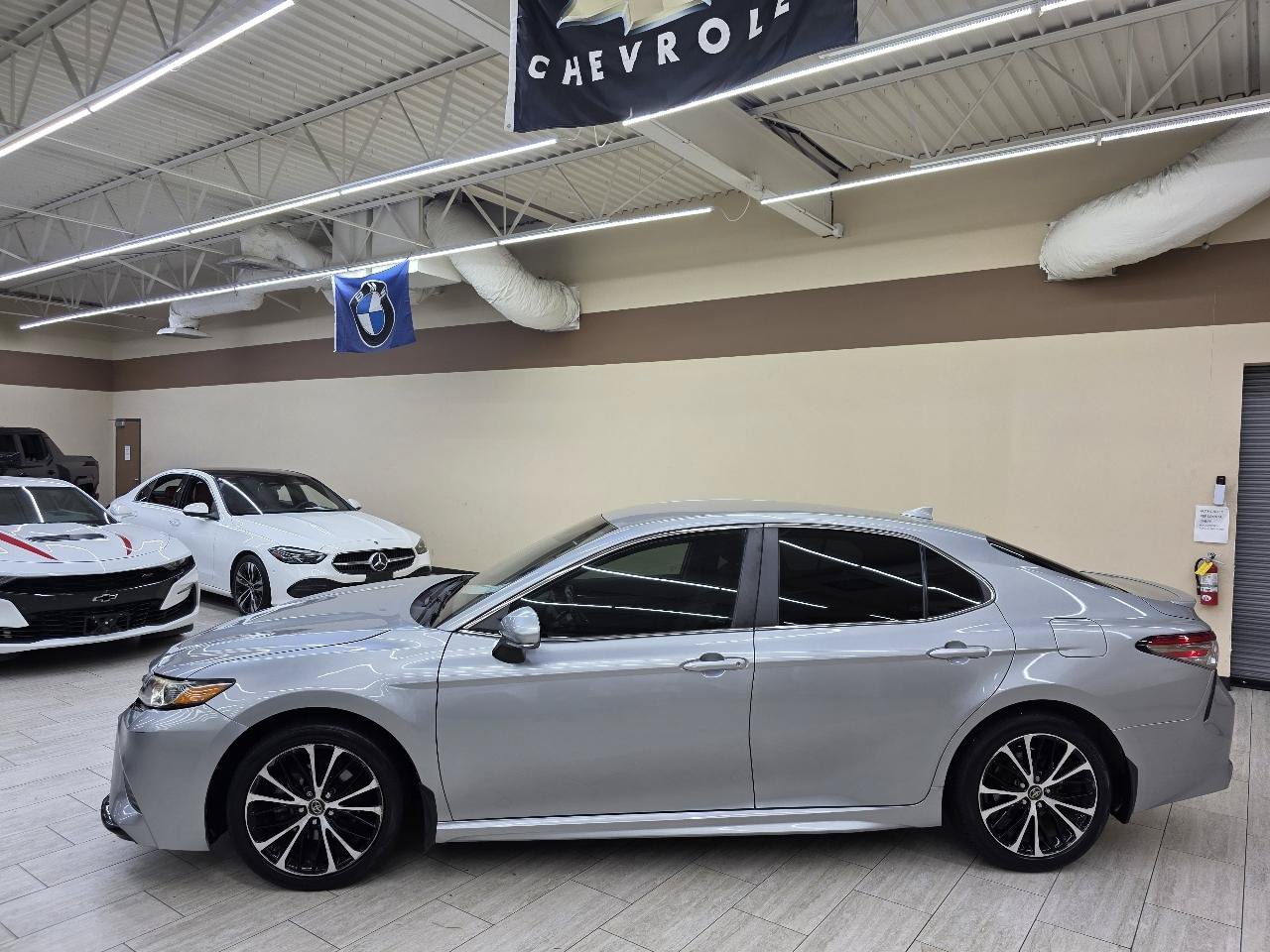 Used 2019 Toyota Camry SE w/ Convenience Package FWD image 9
