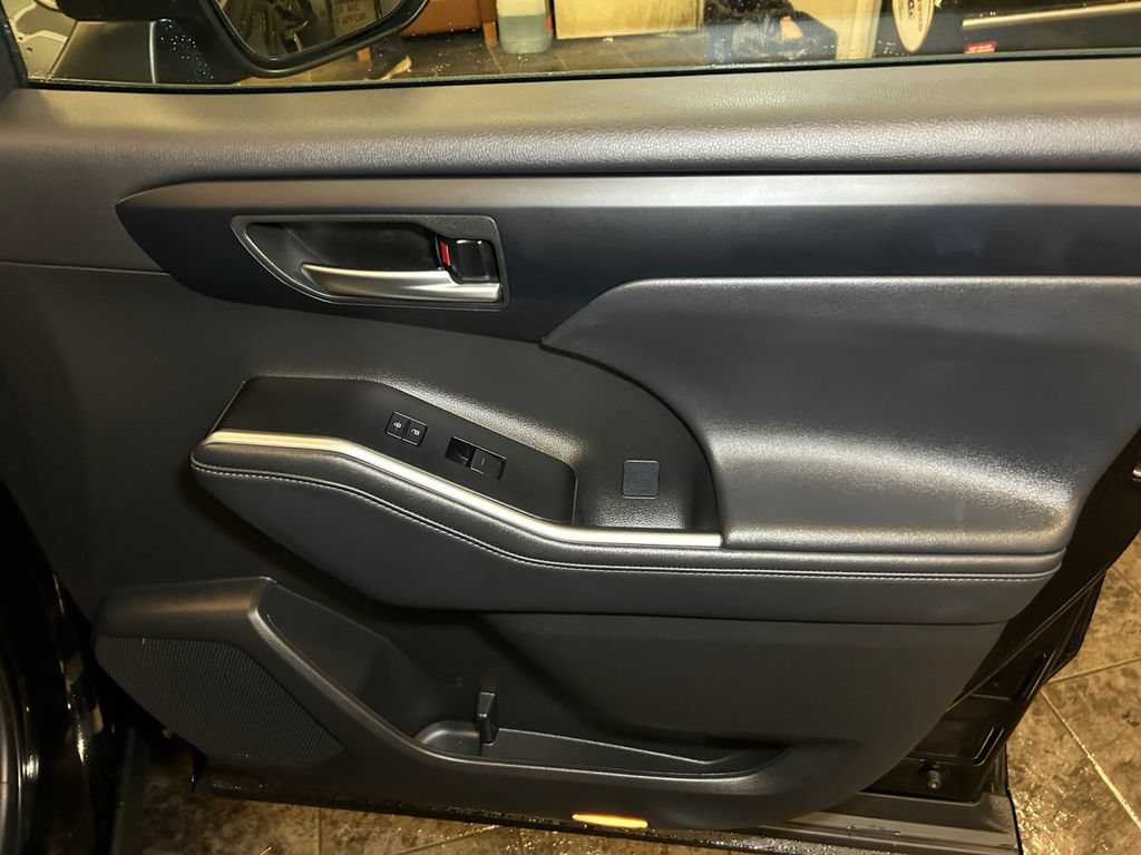 Used 2025 Toyota Highlander XSE AWD/4WD image 17