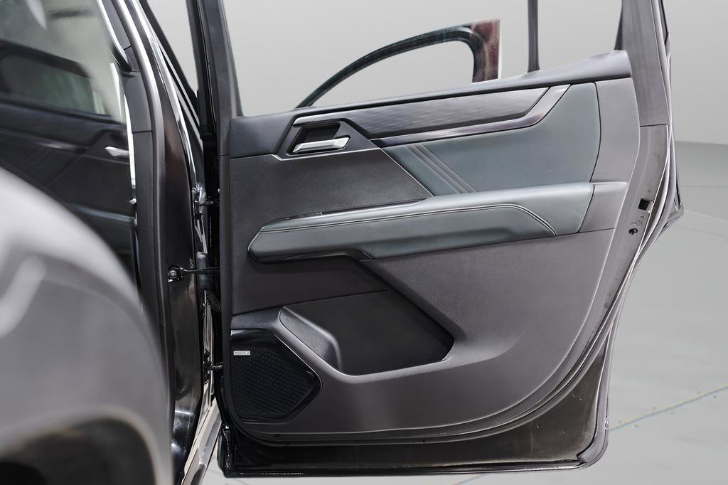 Used 2025 GMC Acadia AT4 w/ Luxury Package image 32