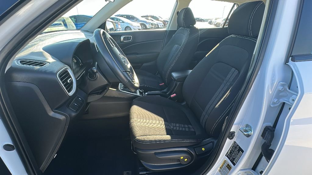 Used 2025 Hyundai Venue SEL image 4
