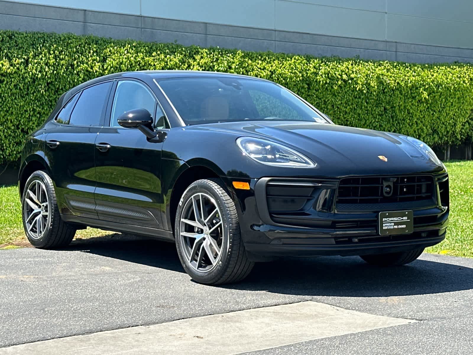 Certified 2025 Porsche Macan AWD/4WD image 10