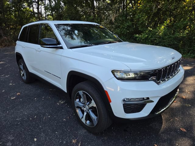 Used 2023 Jeep Grand Cherokee Limited w/ Luxury Tech Group II AWD/4WD image 3