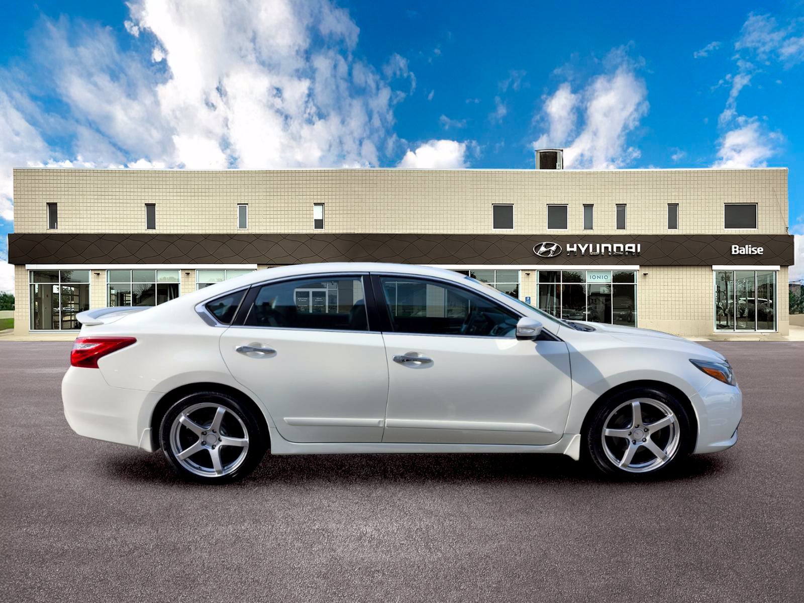 Used 2017 Nissan Altima 3.5 SL w/ 3.5SL Technology Package FWD image 2