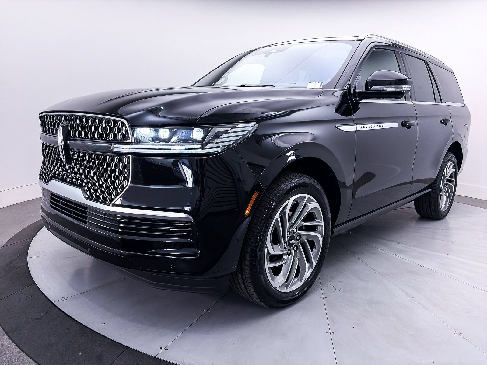 Used 2025 Lincoln Navigator Reserve AWD/4WD image 15