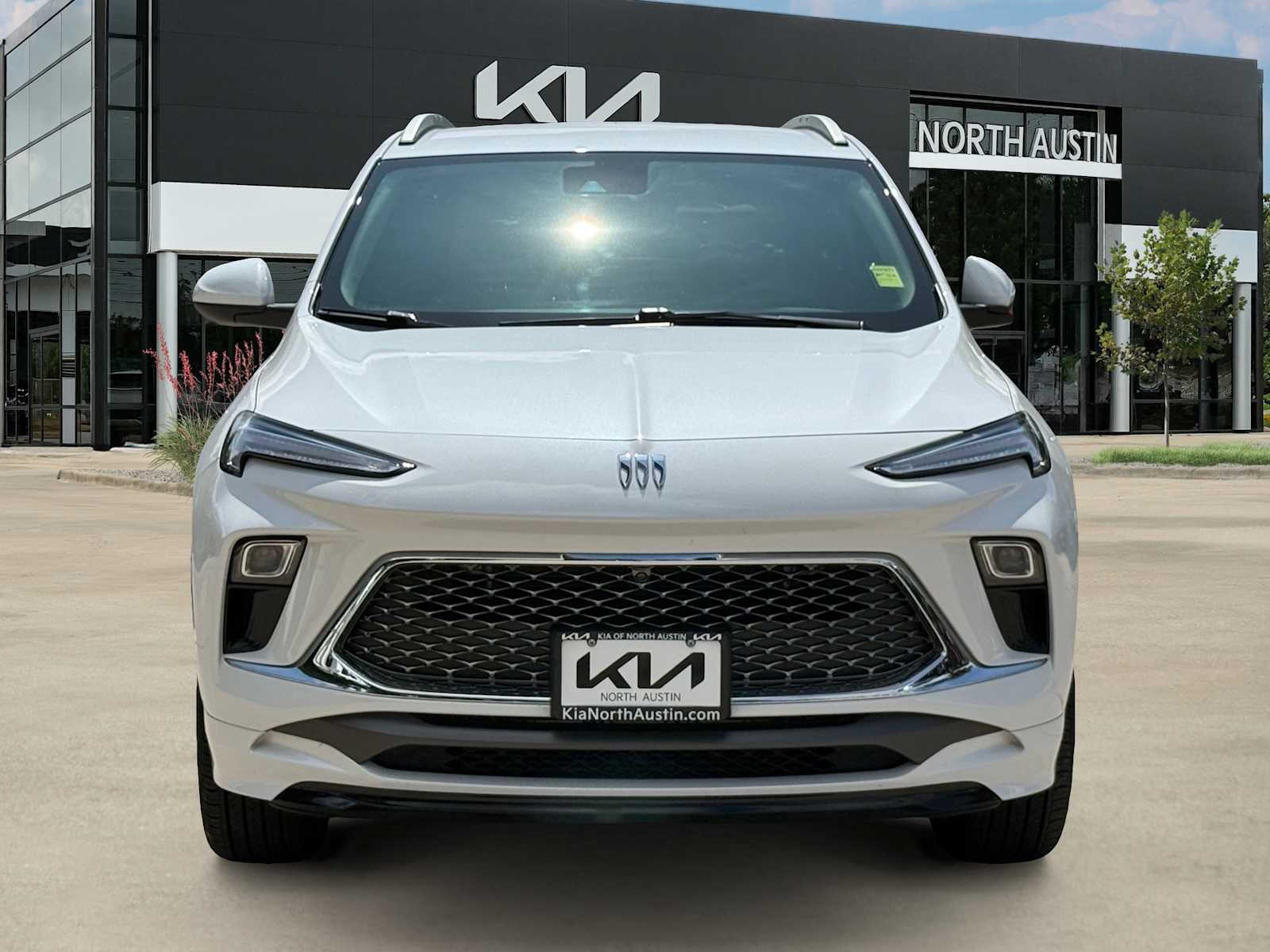 Used 2025 Buick Encore GX Avenir w/ Avenir Technology Package FWD image 3