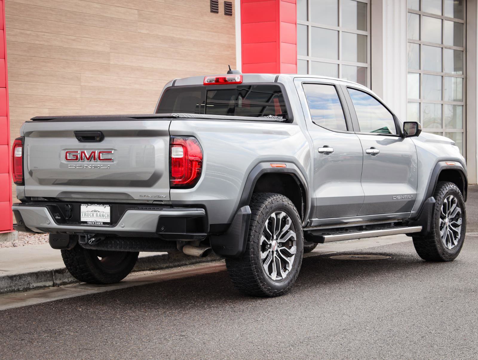 Used 2023 GMC Canyon Denali image 3