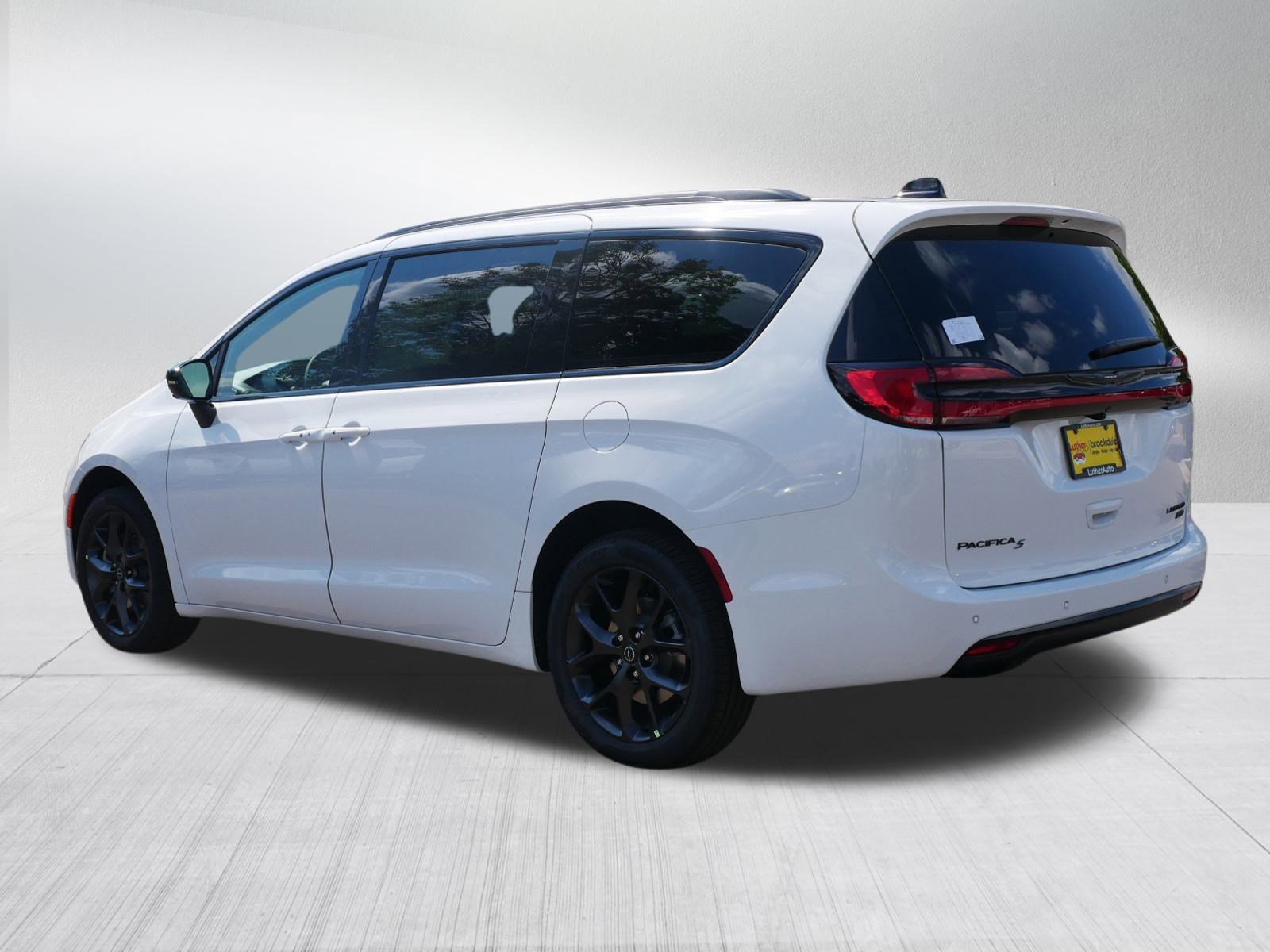 New 2026 Chrysler Pacifica Limited w/ S Appearance Package image 5