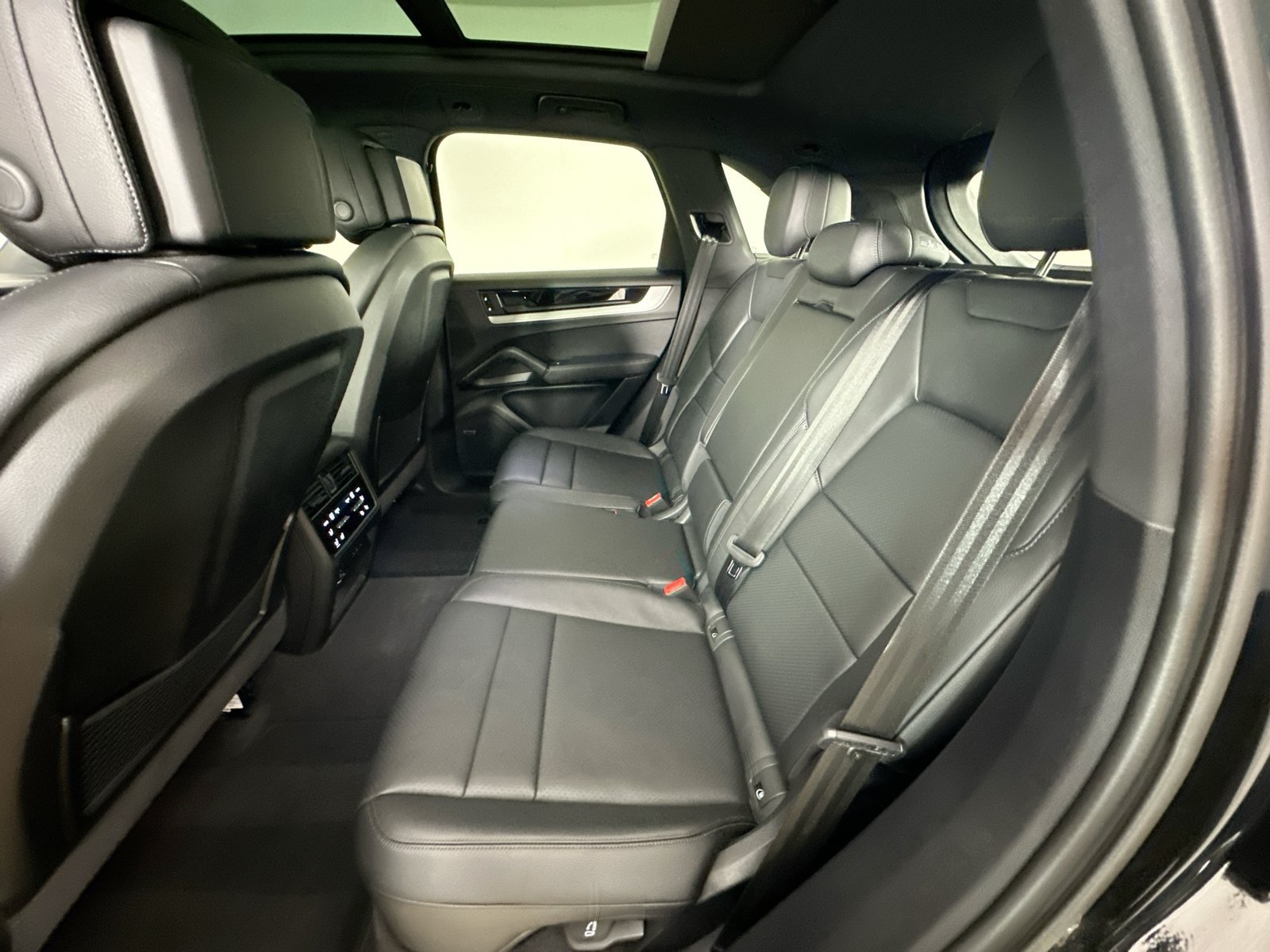 Certified 2025 Porsche Cayenne S AWD/4WD image 37