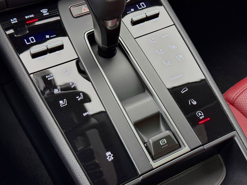 Certified 2025 Porsche Macan image 23