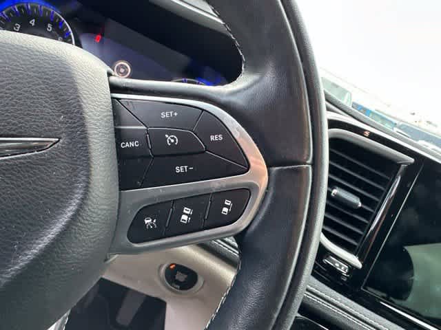 Used 2022 Chrysler Pacifica Touring-L w/ Uconnect Theater Family Group AWD/4WD image 5