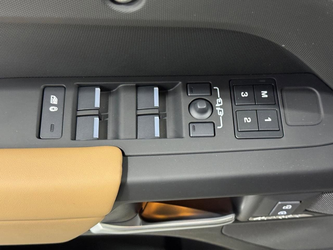 New 2026 Land Rover Defender 130 X-Dynamic SE image 23