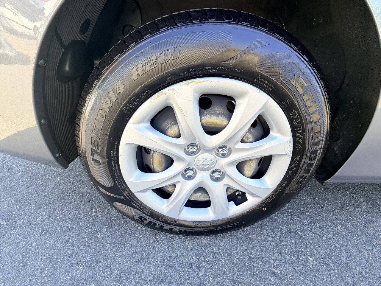 Used 2013 Hyundai Accent GLS FWD image 22