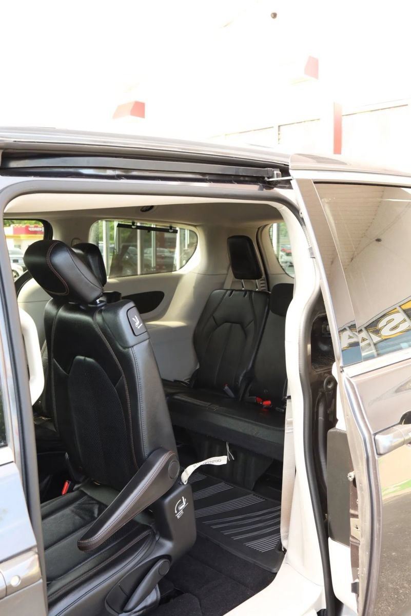 Used 2018 Chrysler Pacifica Touring-L FWD image 37