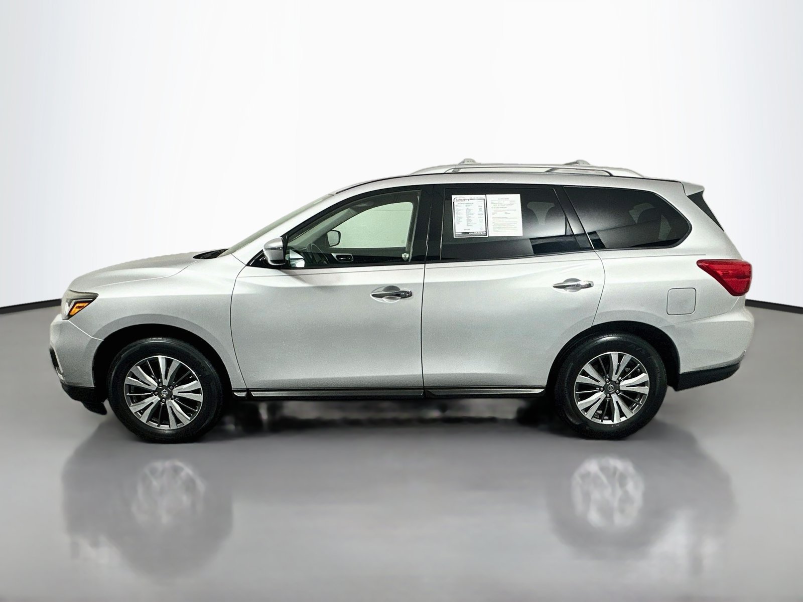 Used 2018 Nissan Pathfinder SV AWD/4WD image 4