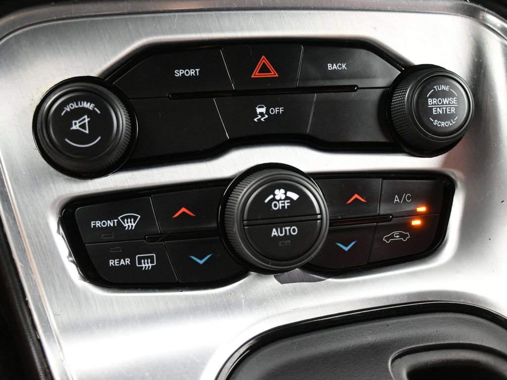 Used 2016 Dodge Challenger SXT image 9
