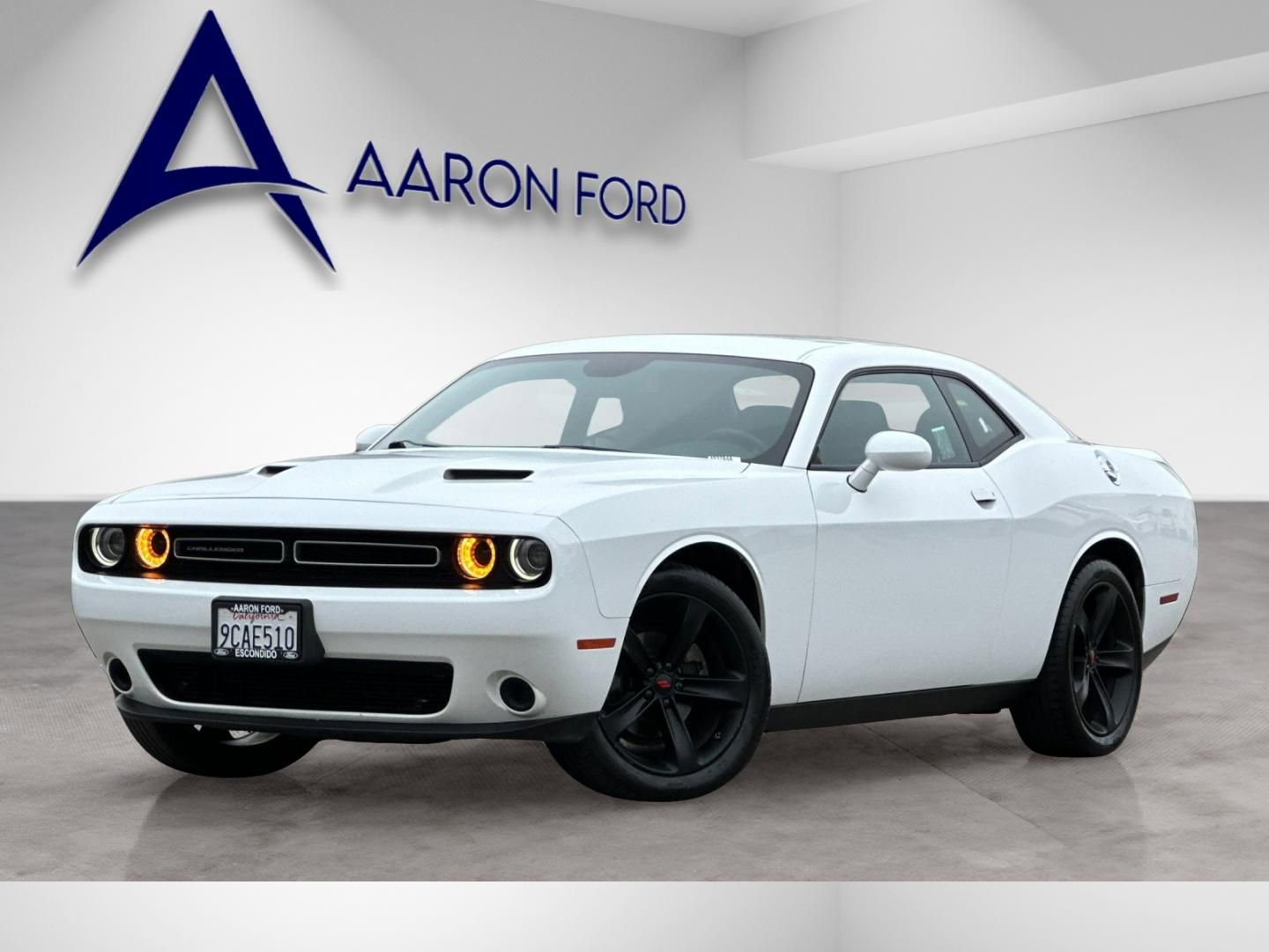 Used 2022 Dodge Challenger SXT RWD image 2
