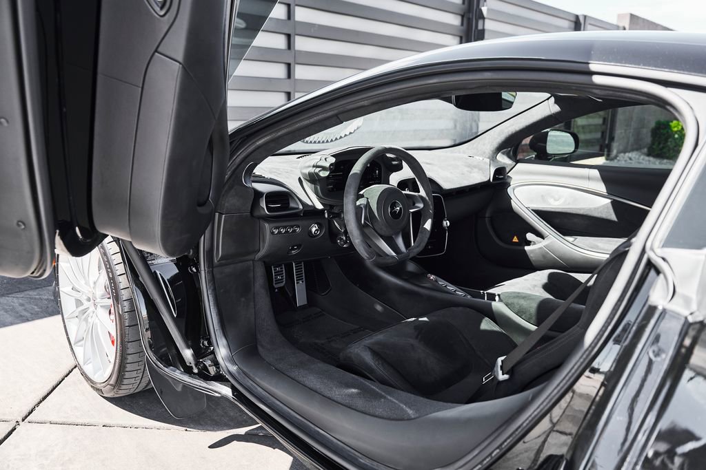 Used 2024 McLaren Artura RWD image 25