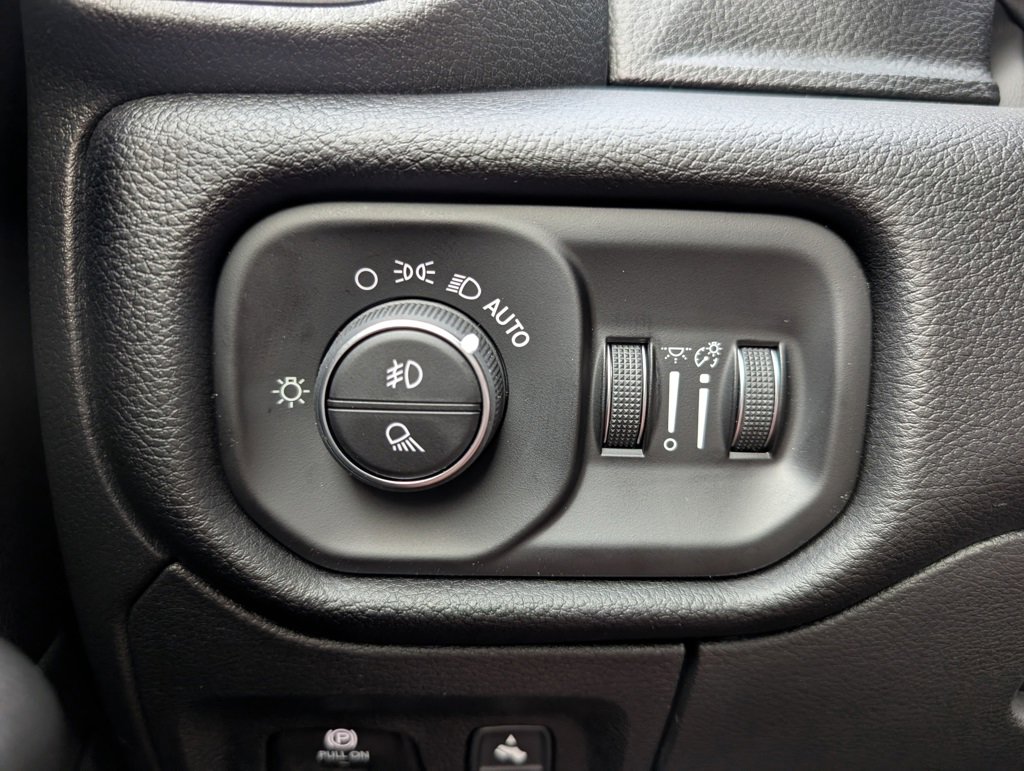 New 2026 RAM 1500 4x4 Crew Cab image 38