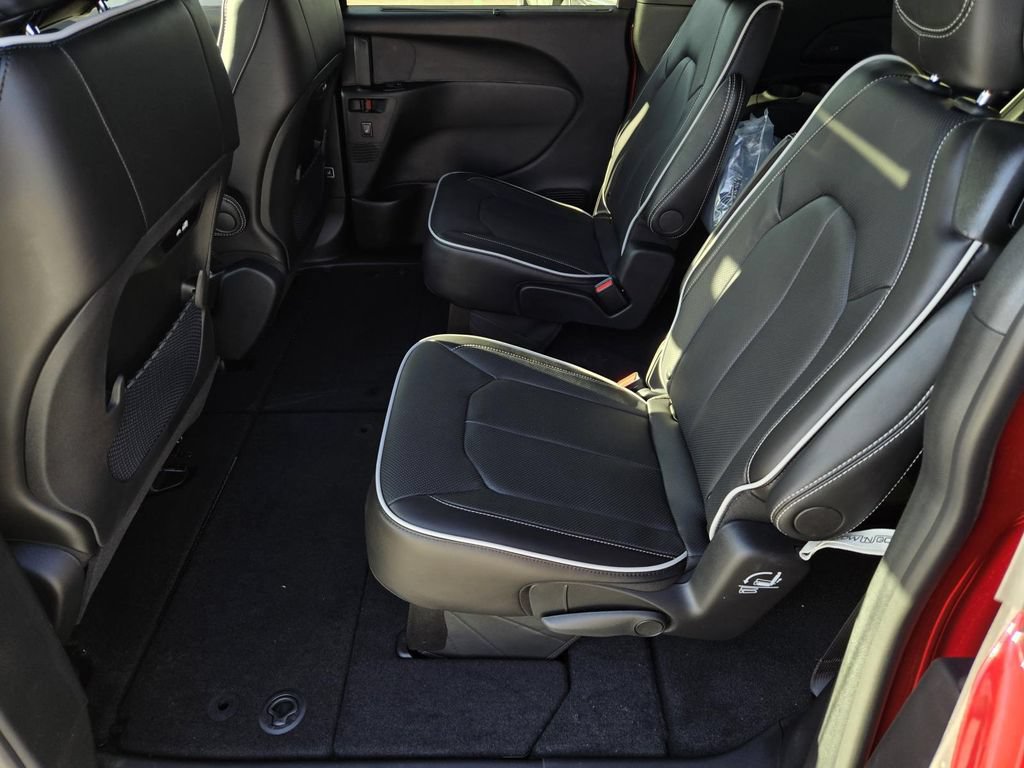New 2026 Chrysler Pacifica Limited w/ S Appearance Package FWD image 11