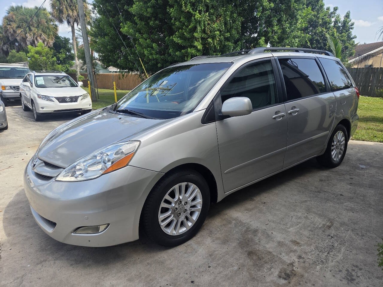 Used 2010 Toyota Sienna XLE Limited FWD image 3