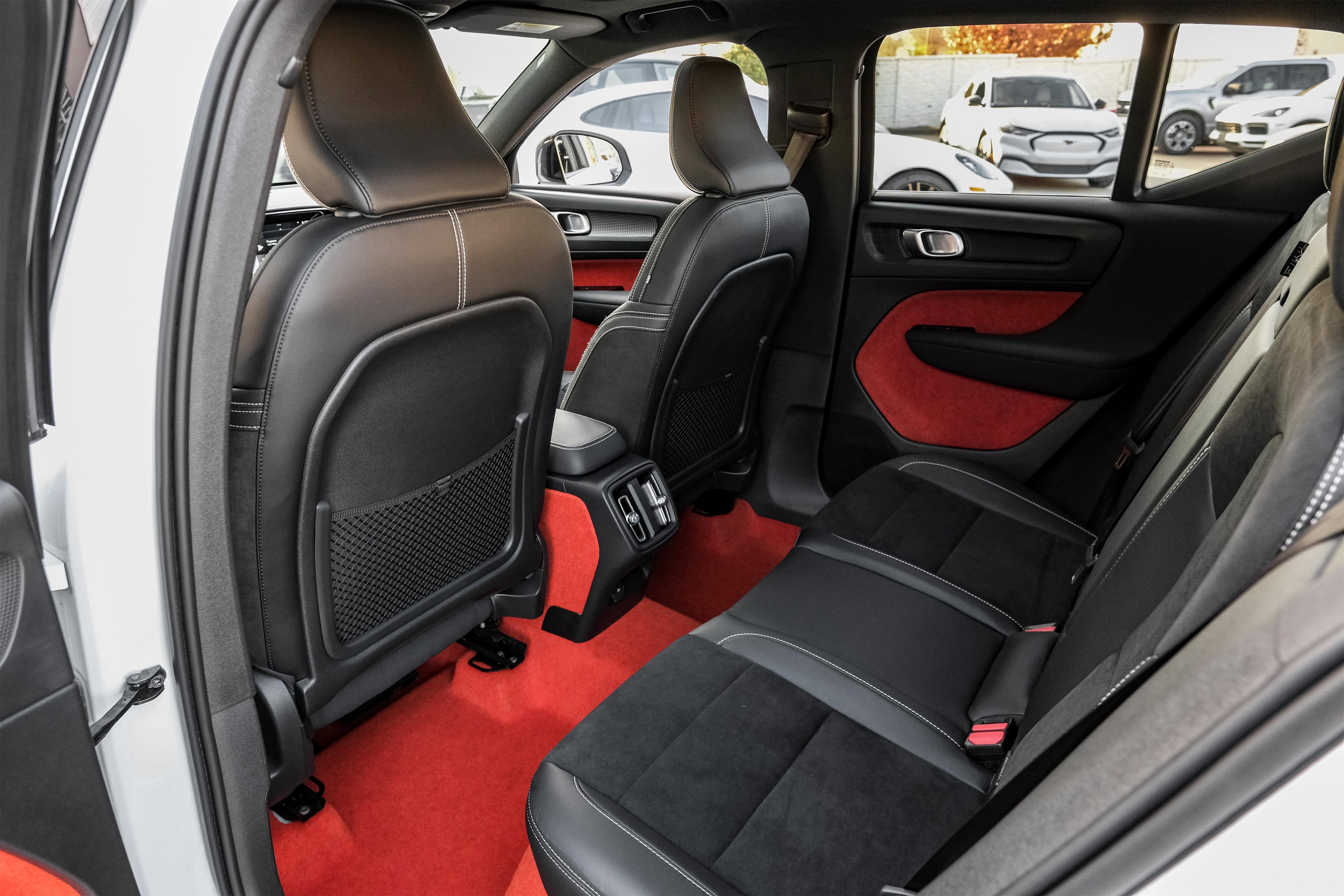 Used 2021 Volvo XC40 T4 R-Design image 41