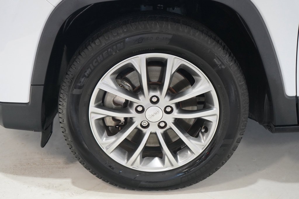 Used 2020 Jeep Cherokee Latitude Lux w/ Comfort/Convenience Group FWD image 12