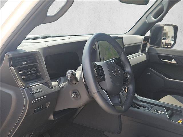 Used 2024 Lexus GX 550 AWD/4WD image 7