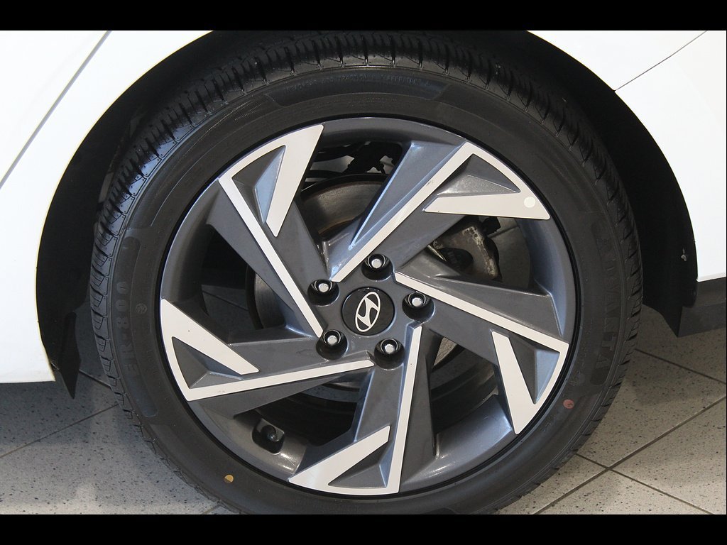 Used 2025 Hyundai Elantra SEL FWD image 12