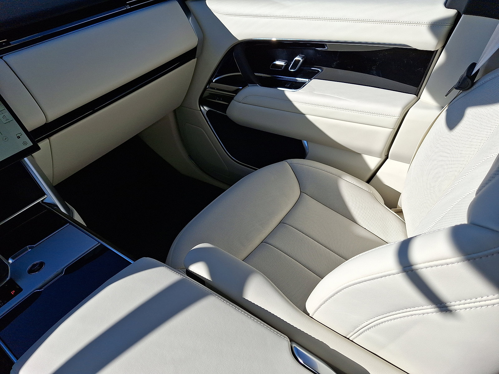 New 2026 Land Rover Range Rover Long Wheelbase SE image 13