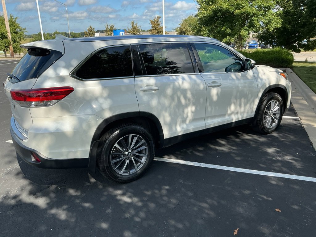 Used 2019 Toyota Highlander XLE AWD/4WD image 13