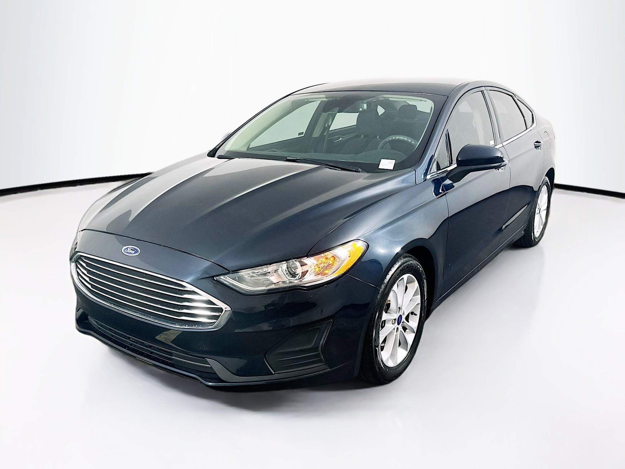 Used 2020 Ford Fusion SE FWD image 3