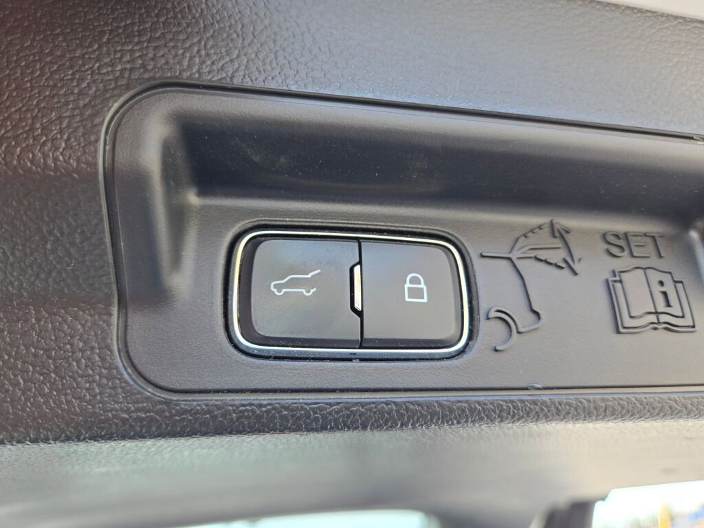 Used 2023 Ford Explorer Platinum w/ Technology Package AWD/4WD image 25