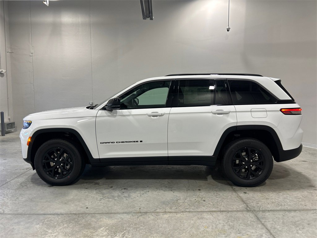 New 2026 Jeep Grand Cherokee Laredo image 9