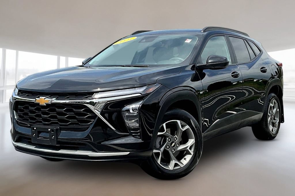 Used 2025 Chevrolet Trax LT FWD image 3