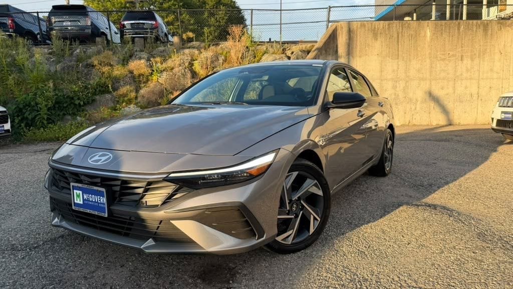 Certified 2025 Hyundai Elantra Sport FWD image 2