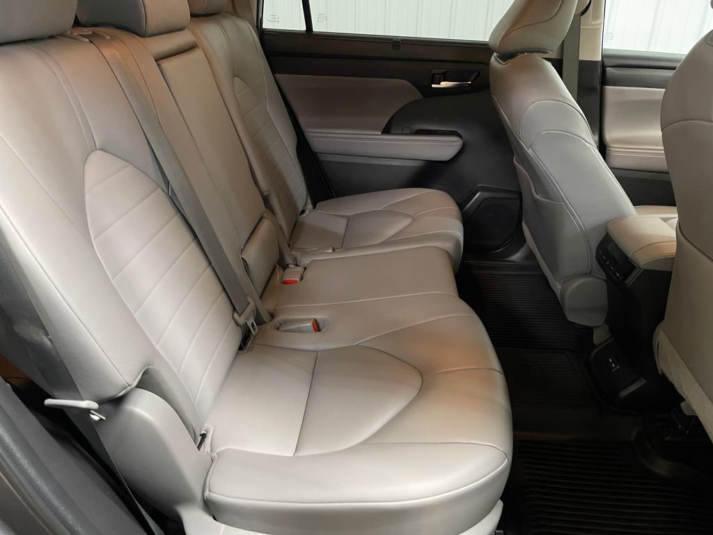 Used 2022 Toyota Highlander XLE image 21