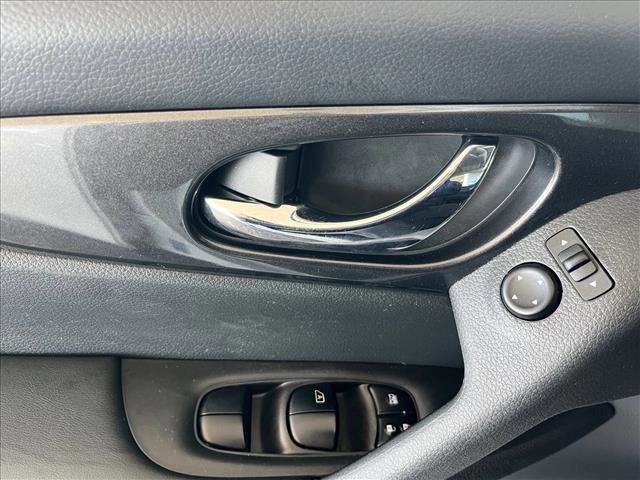 Used 2017 Nissan Rogue SV w/ SV Premium Package image 15