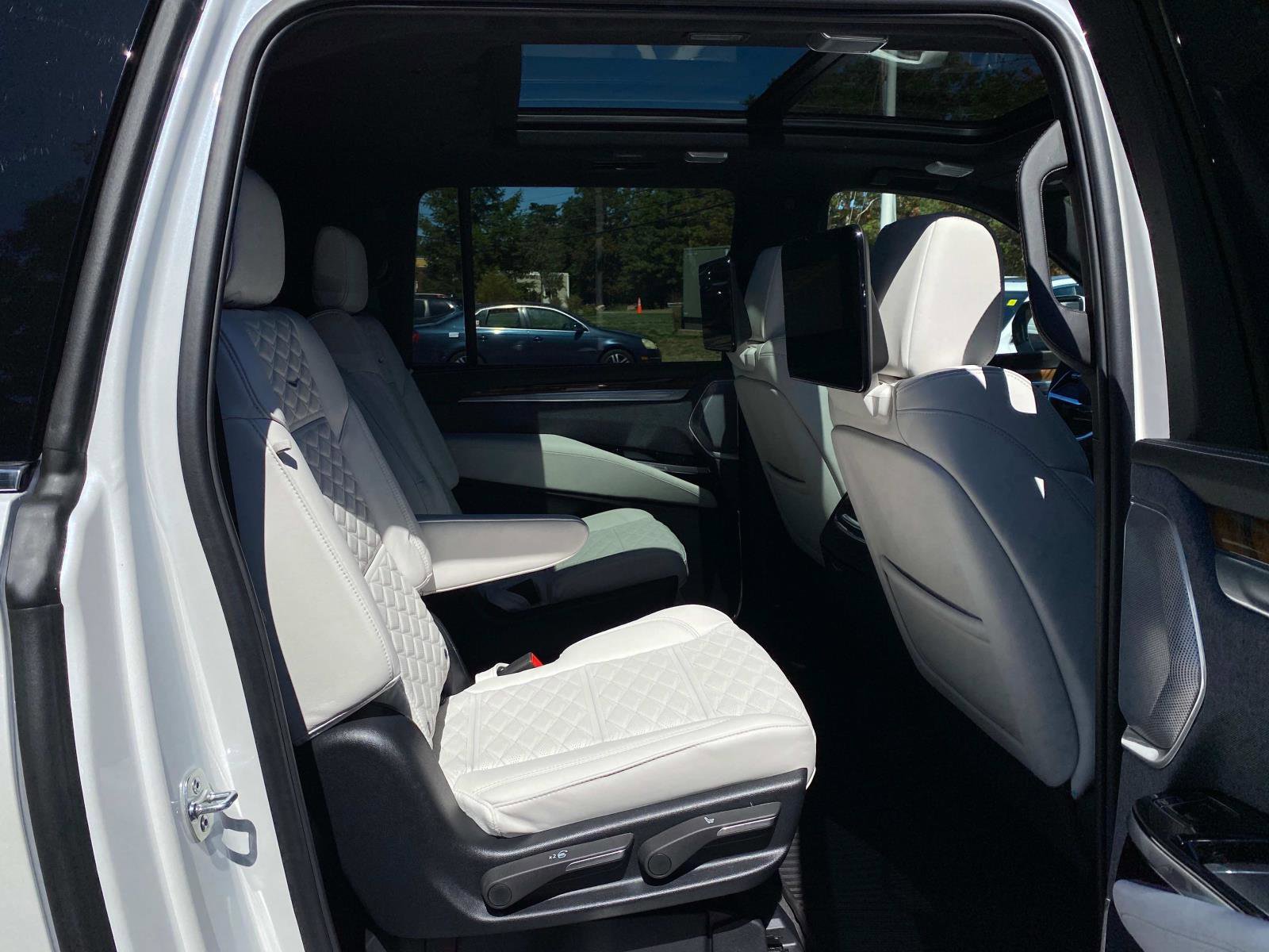 Used 2025 Cadillac Escalade ESV Premium Luxury Platinum image 10