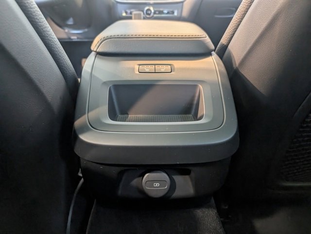 Used 2025 Volvo V60 B5 Cross Country Plus image 23