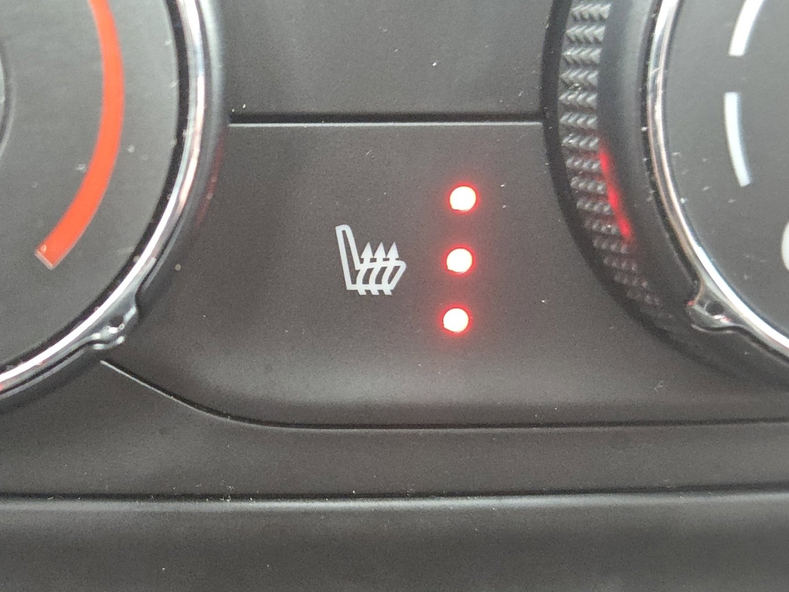 Used 2025 Chevrolet Trax LS w/ LS Convenience Package image 4