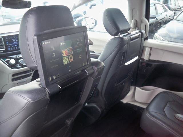 Used 2017 Chrysler Pacifica Touring-L Plus w/ Tire & Wheel Group image 7