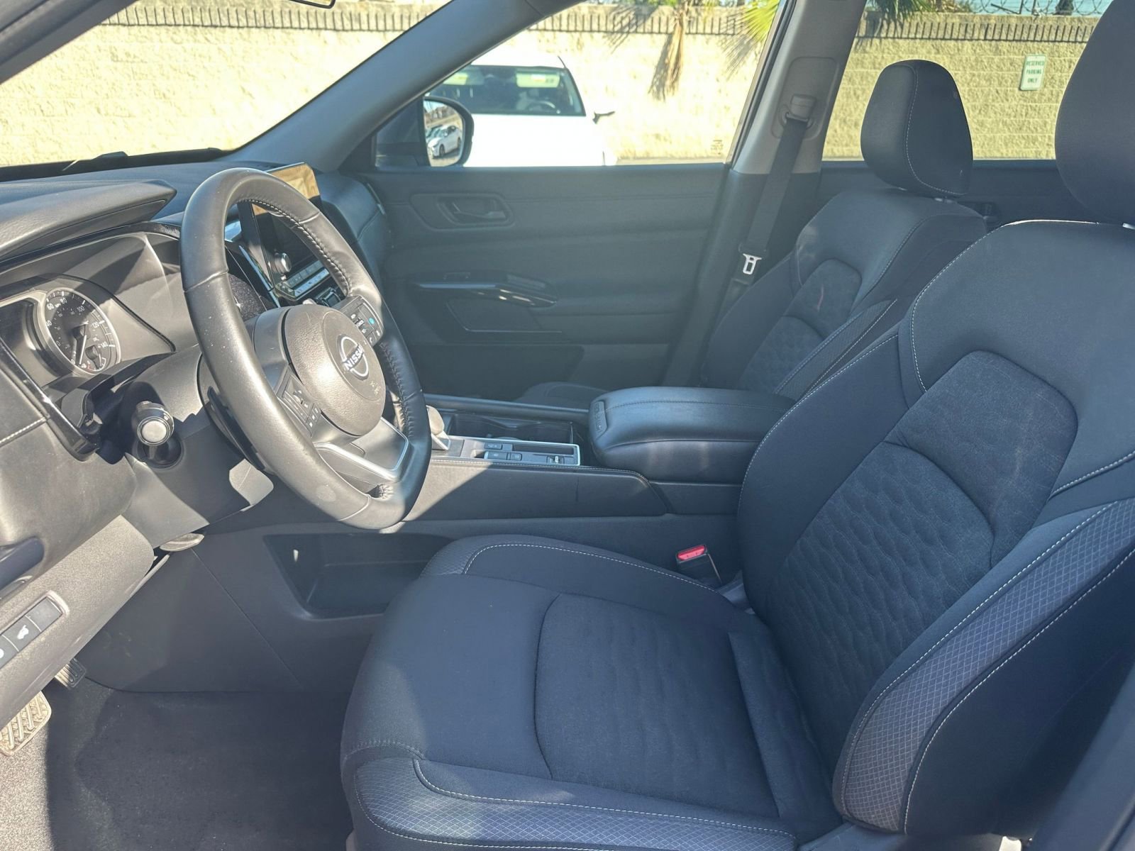 Used 2025 Nissan Pathfinder SV image 29