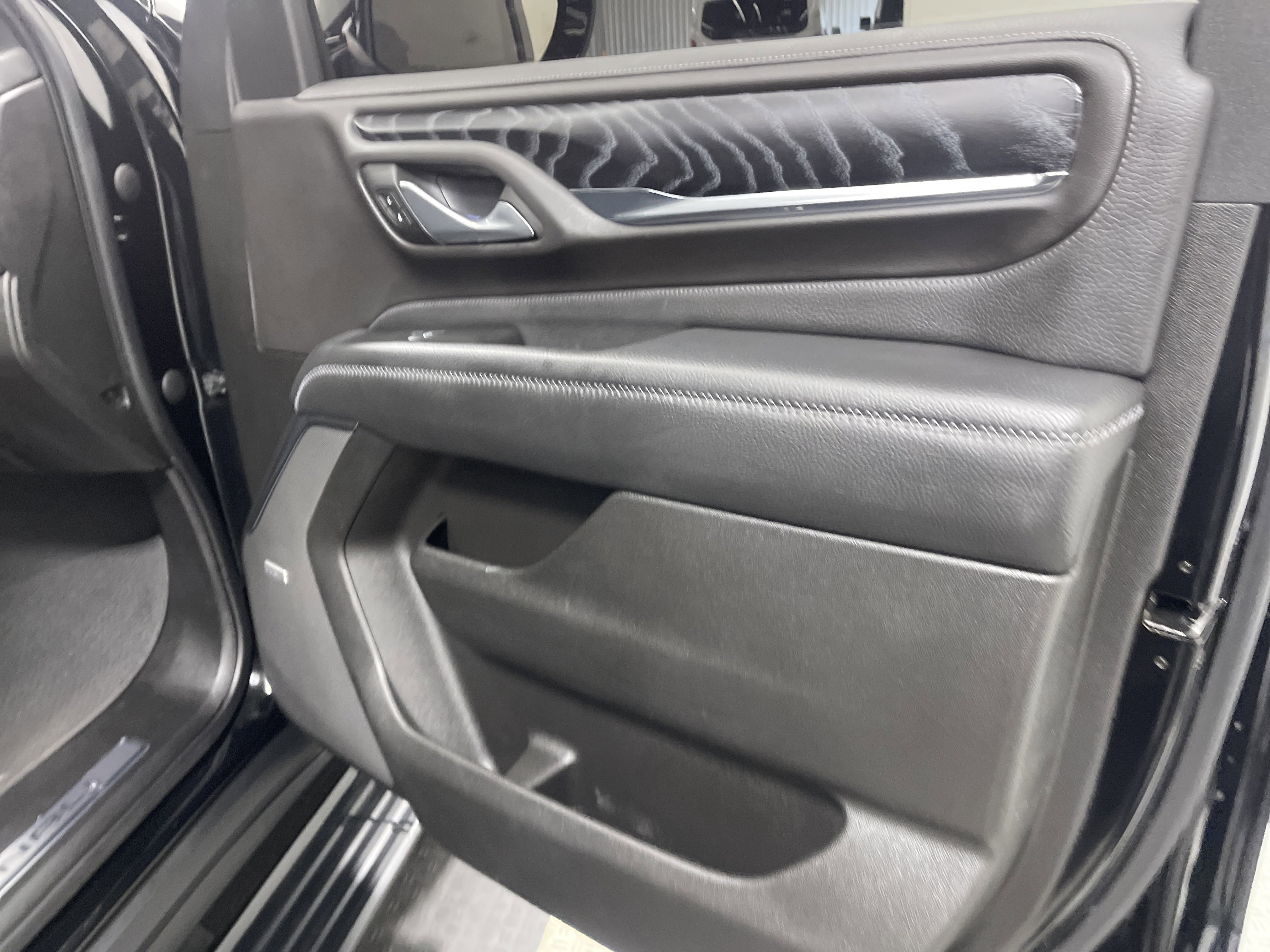 Used 2022 GMC Yukon Denali w/ Denali Premium Package AWD/4WD image 25