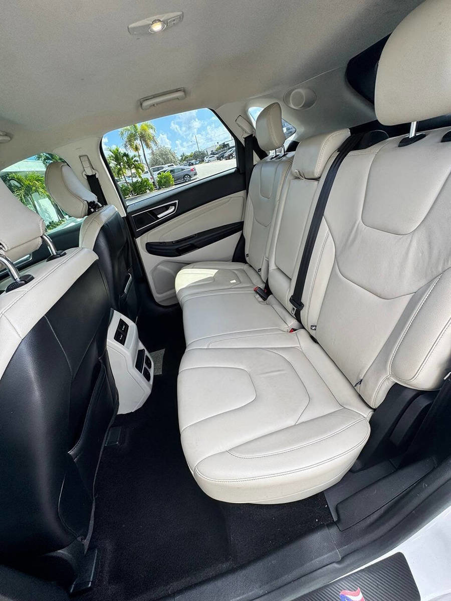 Used 2018 Ford Edge Titanium w/ Technology Package AWD/4WD image 12