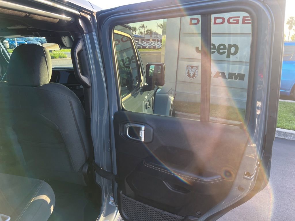 Used 2025 Jeep Wrangler Unlimited Sahara AWD/4WD image 40